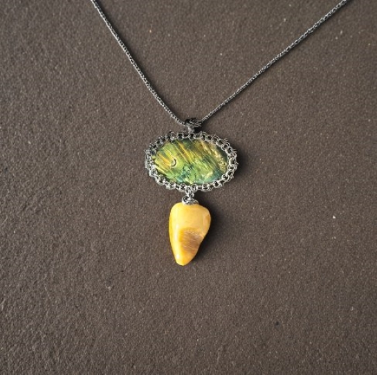 Кулон из янтаря "Солнечный осколок"