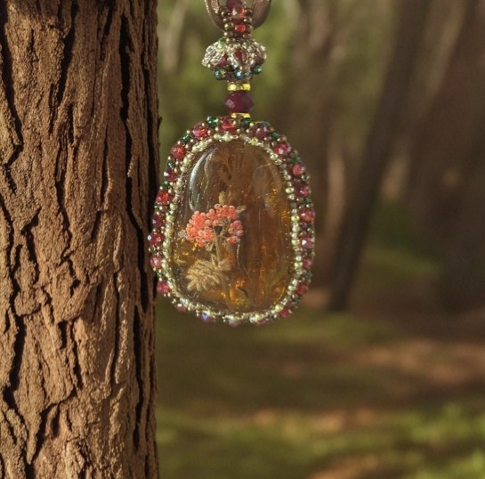 Кулон из янтаря "Отголосок природы"