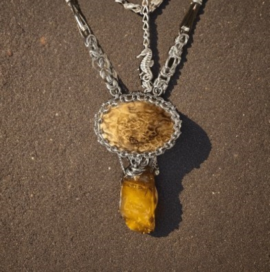 Кулон из янтаря "Древний" - Солнечный осколок
