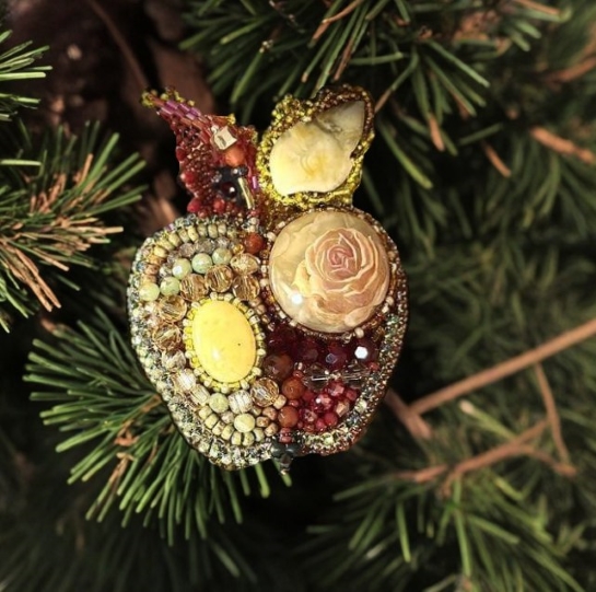 Брошь из янтаря "Яблоко" - Яблочный бриз