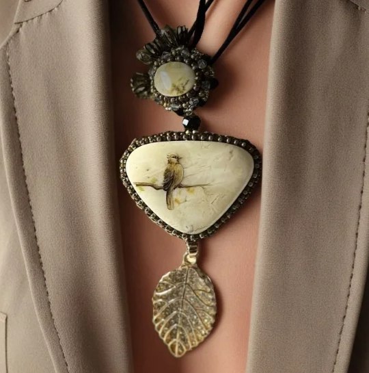 Кулон из янтаря "Осень"