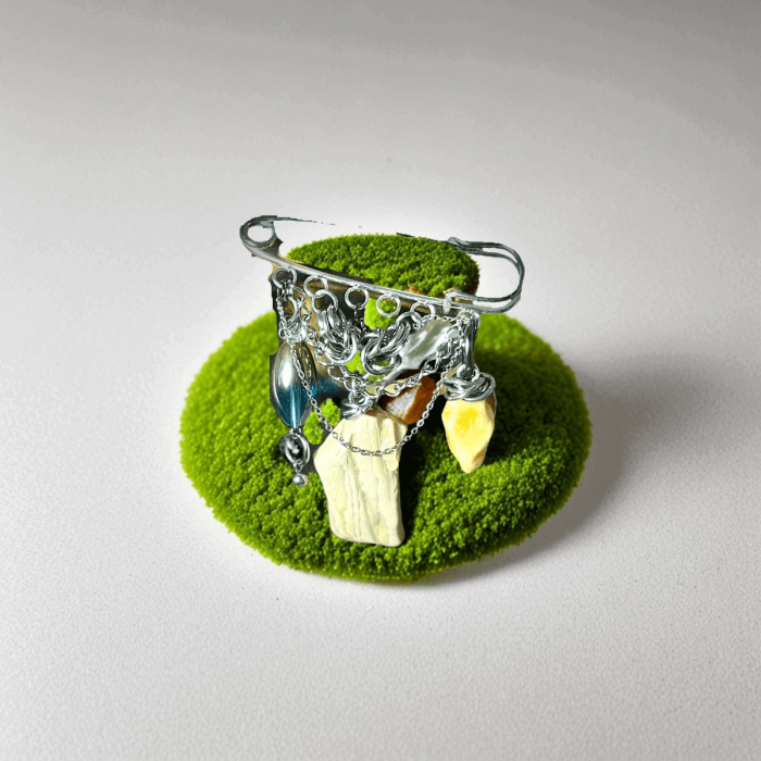 Брошь из янтаря "Динамика"