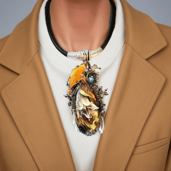 Кулон из янтаря "Лилия"