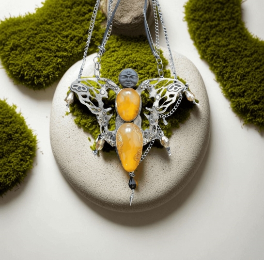 Колье из янтаря "Бабочка"