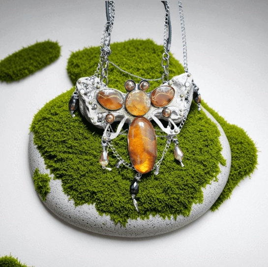 Колье из янтаря "Бабочка" - Золотая крылатая мечта