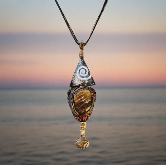 Кулон из янтаря "Рыба" - Тайная глубина