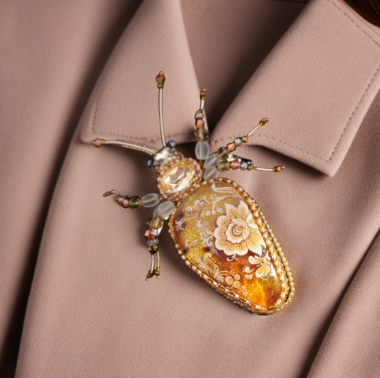 Брошь из янтаря "Жук" - Таинственный жук