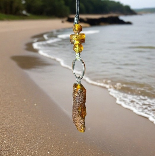 Кулон из янтаря и дерева "Древний"