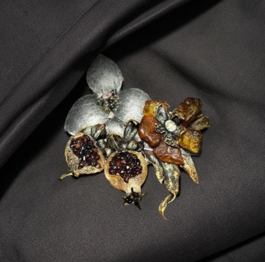 Брошь из янтаря "Цветы граната" - Тайна времени