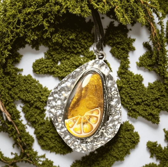 Кулон из янтаря "Лимончелло"