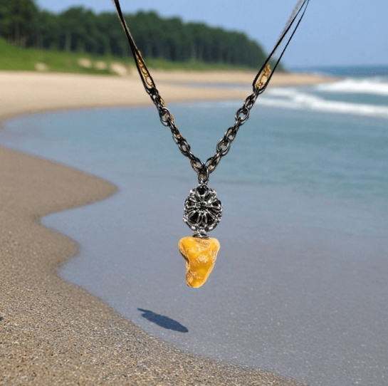 Кулон из янтаря "Рыба" - Океанский свет