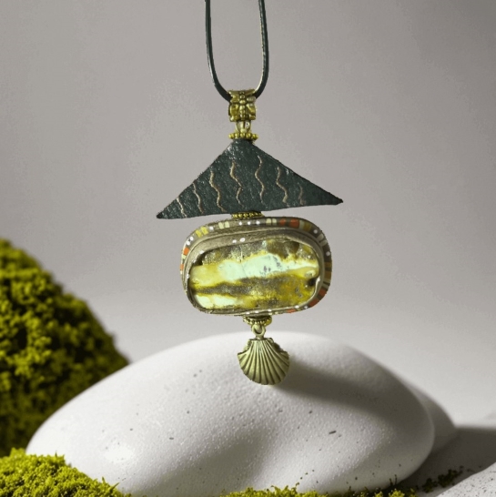 Кулон из янтаря "Рыба". Природный хрусталь.