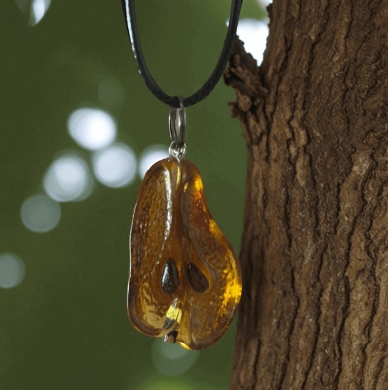 Кулон из янтаря "Тепло древних лесов"