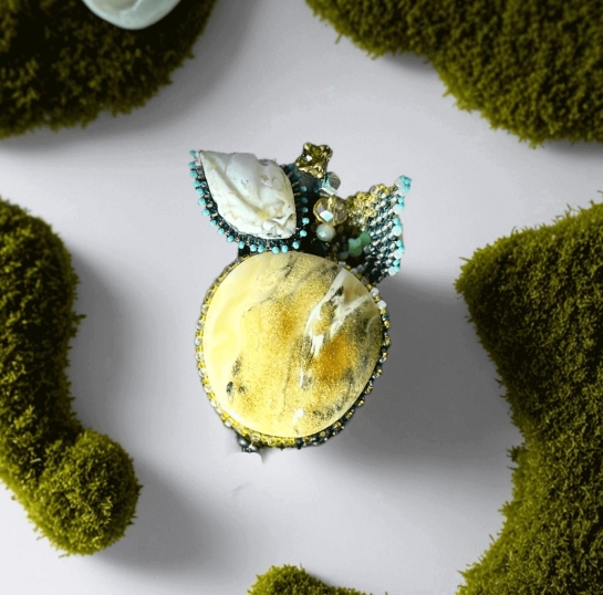 Брошь из янтаря "Белый налив"