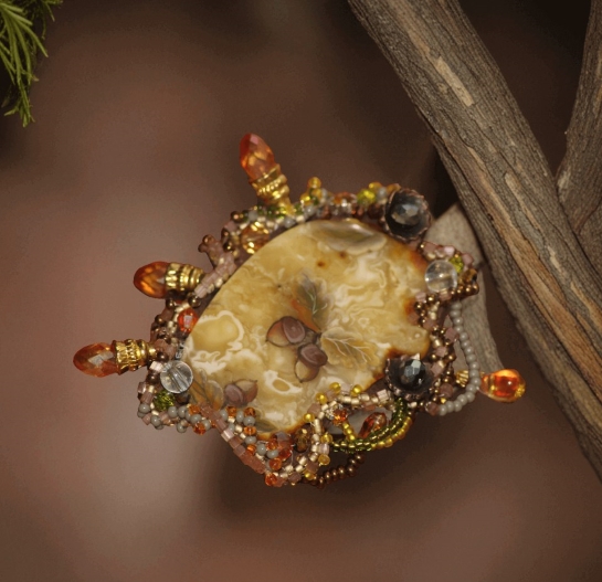 Брошь из янтаря "Желудь"