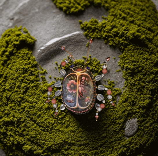 Брошь из янтаря "Жук" - Бронзовый сияние