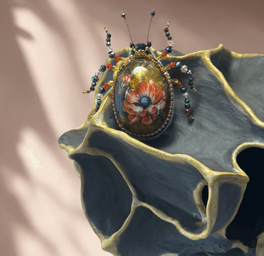 Брошь из янтаря "Жук" - Жук-сияние