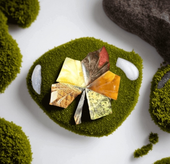 Брошь из янтаря "Кленовый лист"