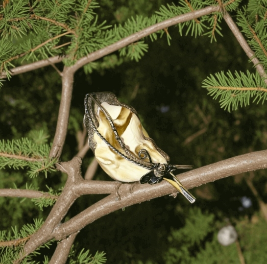 Брошь из янтаря "Листок"