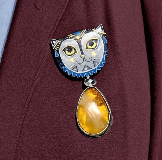 Брошь из янтаря "Лунный кот" - Луч солнца