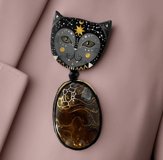 Брошь из янтаря "Лунный кот" - Свет и тень