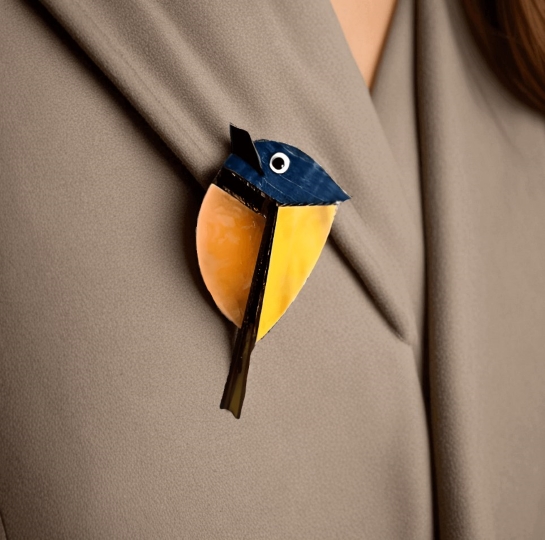 Брошь из янтаря "Птичка" - Летящая искра