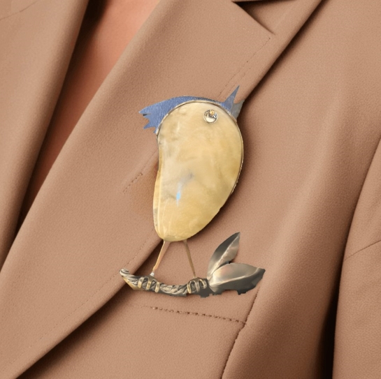 Брошь из янтаря "Птичка" - Луч света