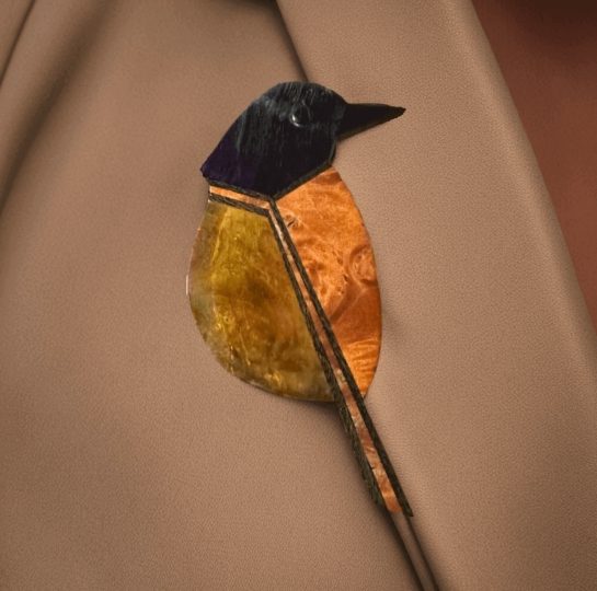 Брошь из янтаря "Птичка" - Солнечная симметрия