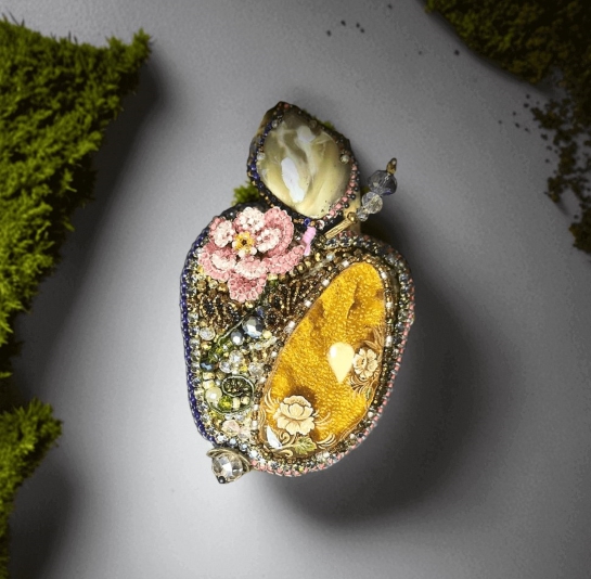 Брошь из янтаря "Райское яблоко"