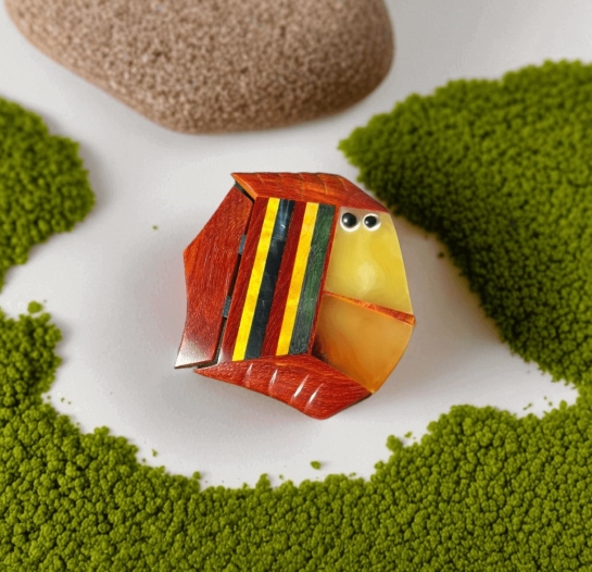 Брошь из янтаря "Рыба" - Танец солнечных лучей