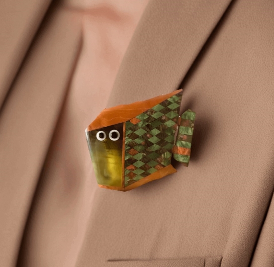 Брошь из янтаря "Рыбка" - Восходящее солнце