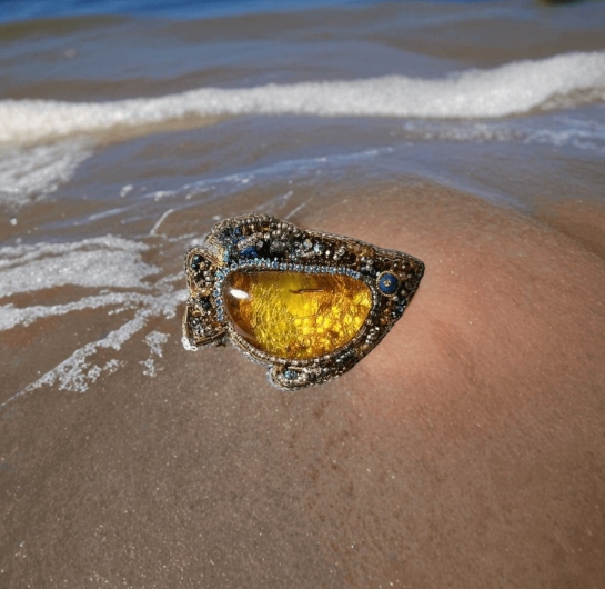 Брошь из янтаря "Рыбка" - Янтарная душа