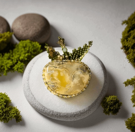 Брошь из янтаря "Яблоко" - Вкус лета