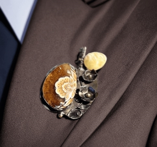 Брошь из янтаря "Яблоко" - Красное соблазнение