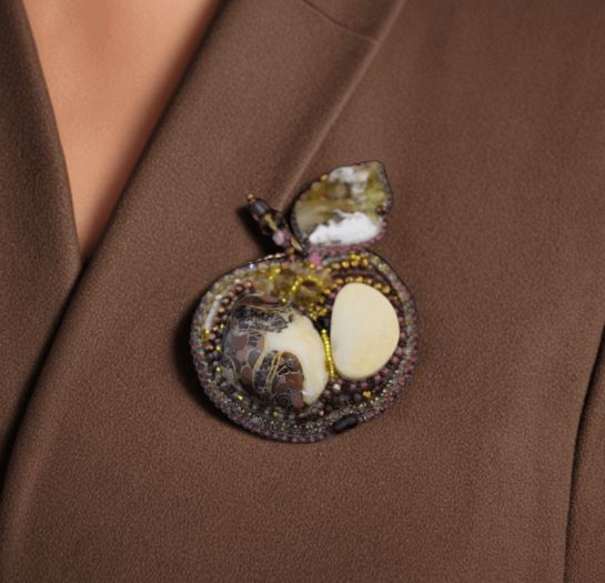 Брошь из янтаря "Яблоко" - Яблочная симфония