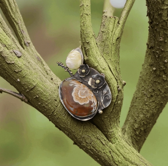 Брошь из янтаря "Яблоко" - Яблочный шепот