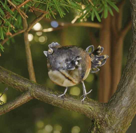 Брошь из янтаря "Янтарная курочка"