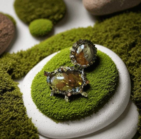 Брошь янтарная "Солнечный круг"