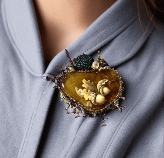 Брошь янтарная "Тёплый штрих"