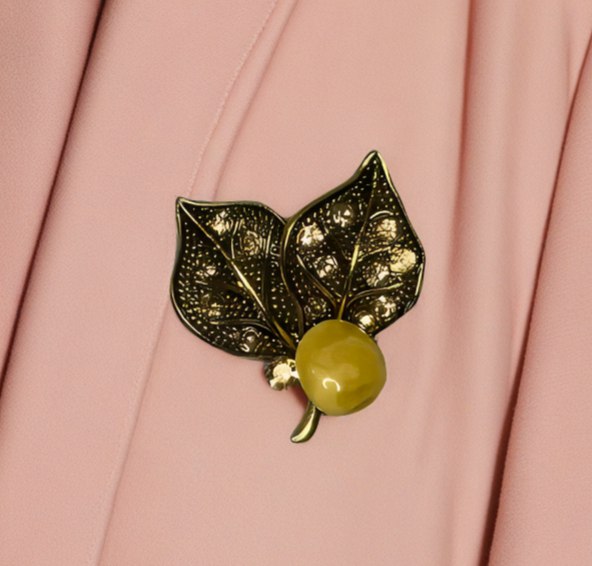 Брошь из янтаря - Зимний листопад