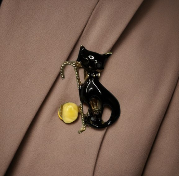 Брошь из янтаря "Кот" - Морозное тепло