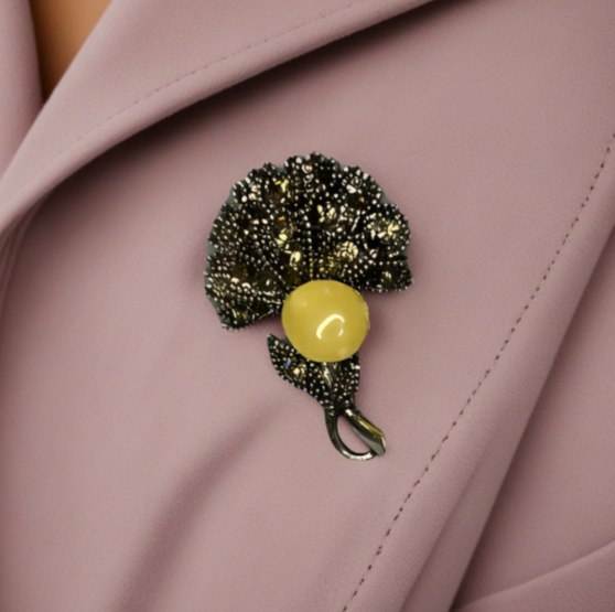 Брошь из янтаря "Цветок" - Зимняя сказка