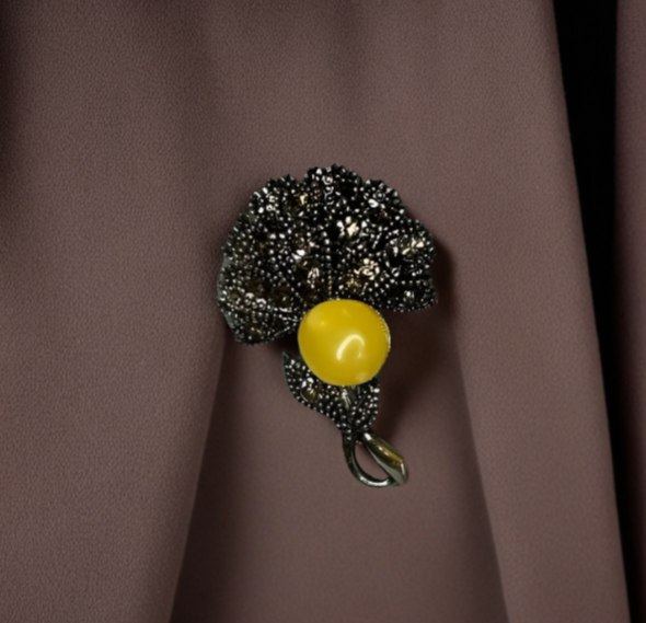 Брошь из янтаря "Цветок" - Зимняя заря