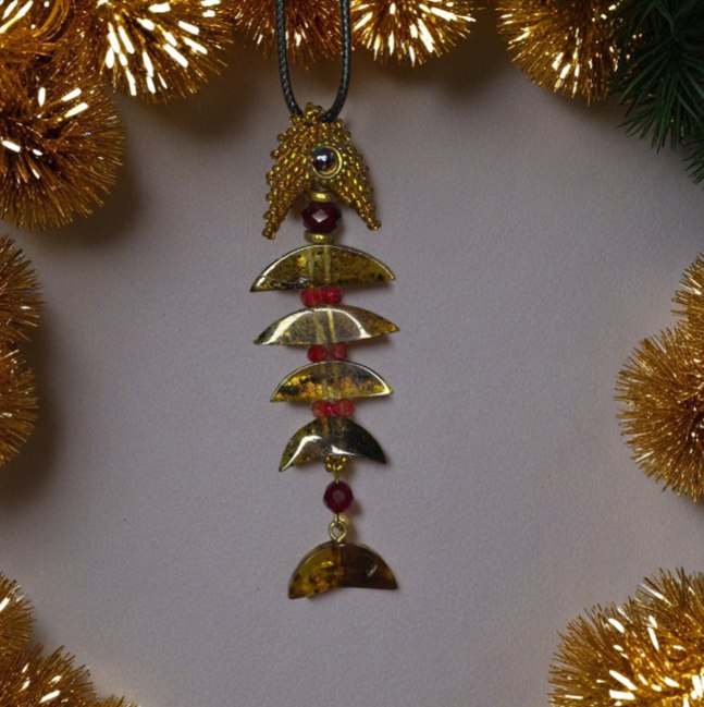 Кулон из янтаря "Рыба" - Восход