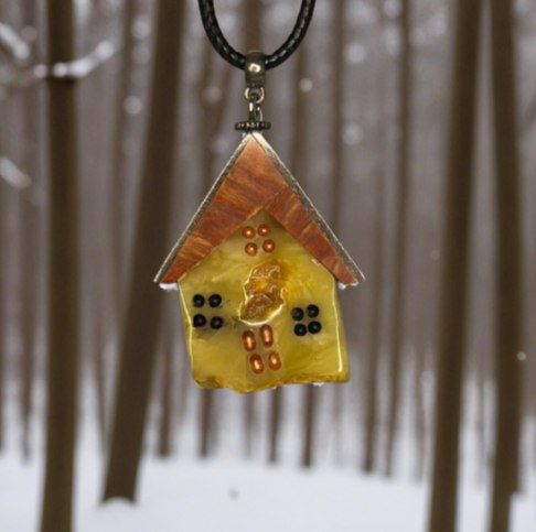 Кулон из янтаря "Домик счастья" - Янтарная мечта